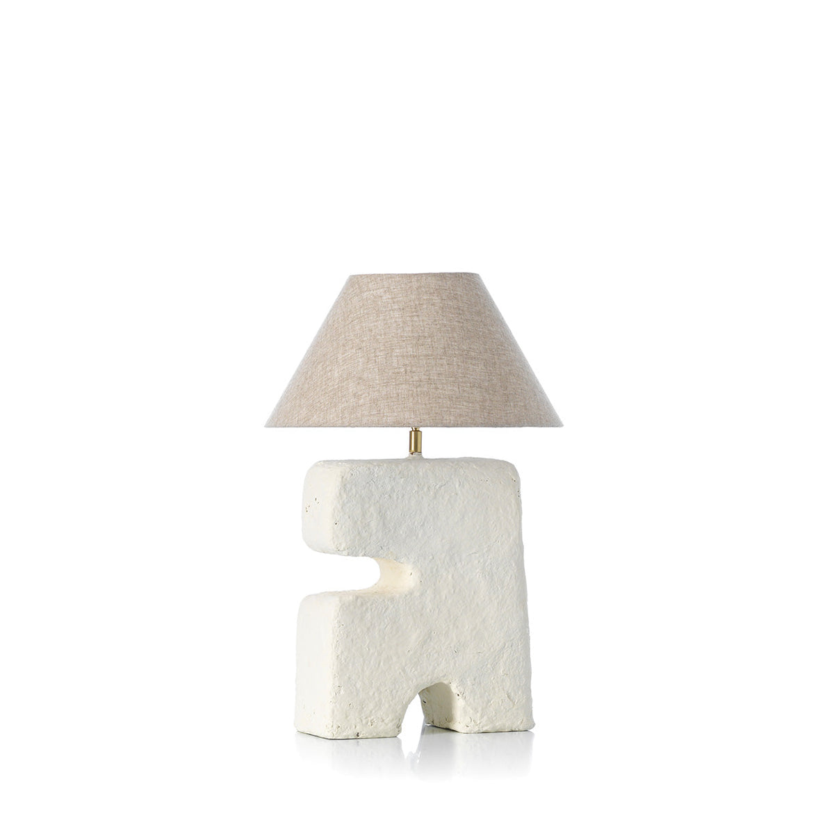 Witte tafellamp met sculpturale voet van papier-maché en een conische kap in naturel linnenlook
