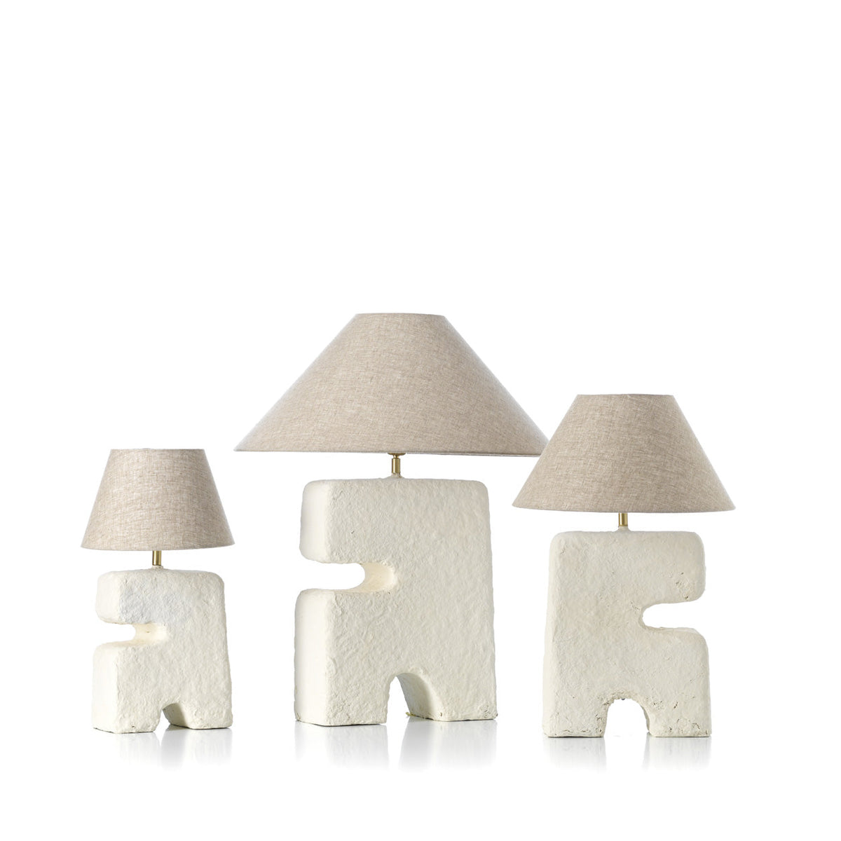 Tafellamp papier-maché wit met linnen kap, sculpturaal design, 12 x 20 x 25 cm, voor nachtkastje of console
