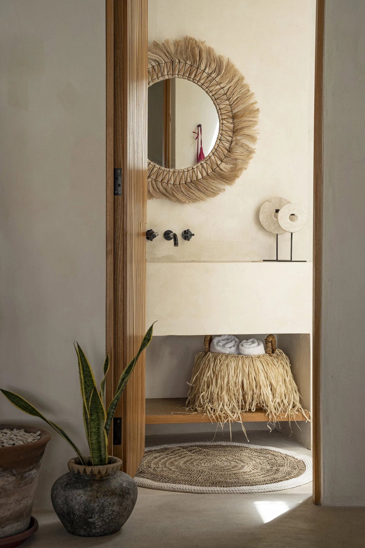 Mand bananenblad met raffia, handgevlochten, naturel – Ø 33 x H 27 cm, opbergmand met handvatten