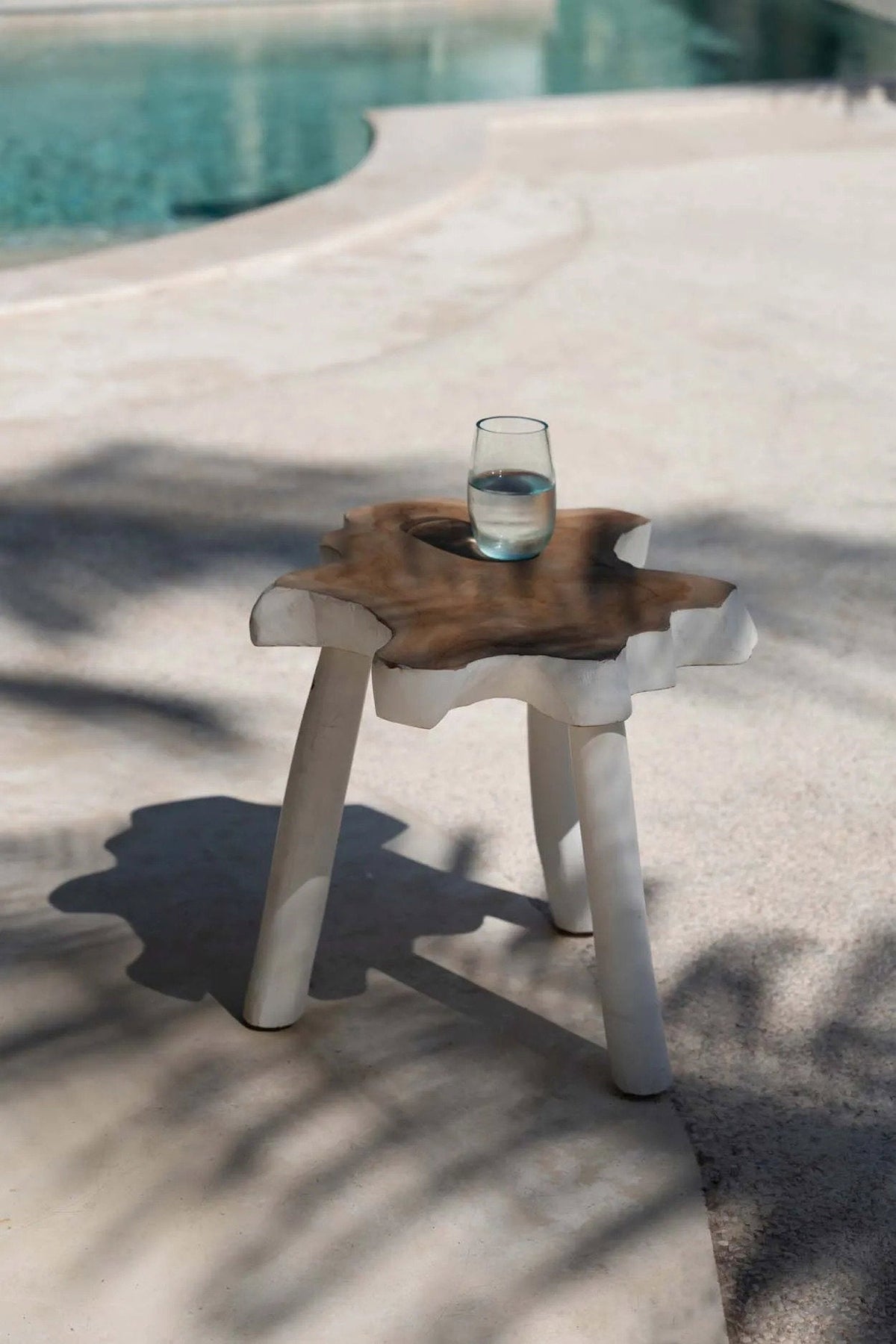 Bijzettafel teakhout organisch natuurwit, met drie poten – 45 x 45 x 40 cm