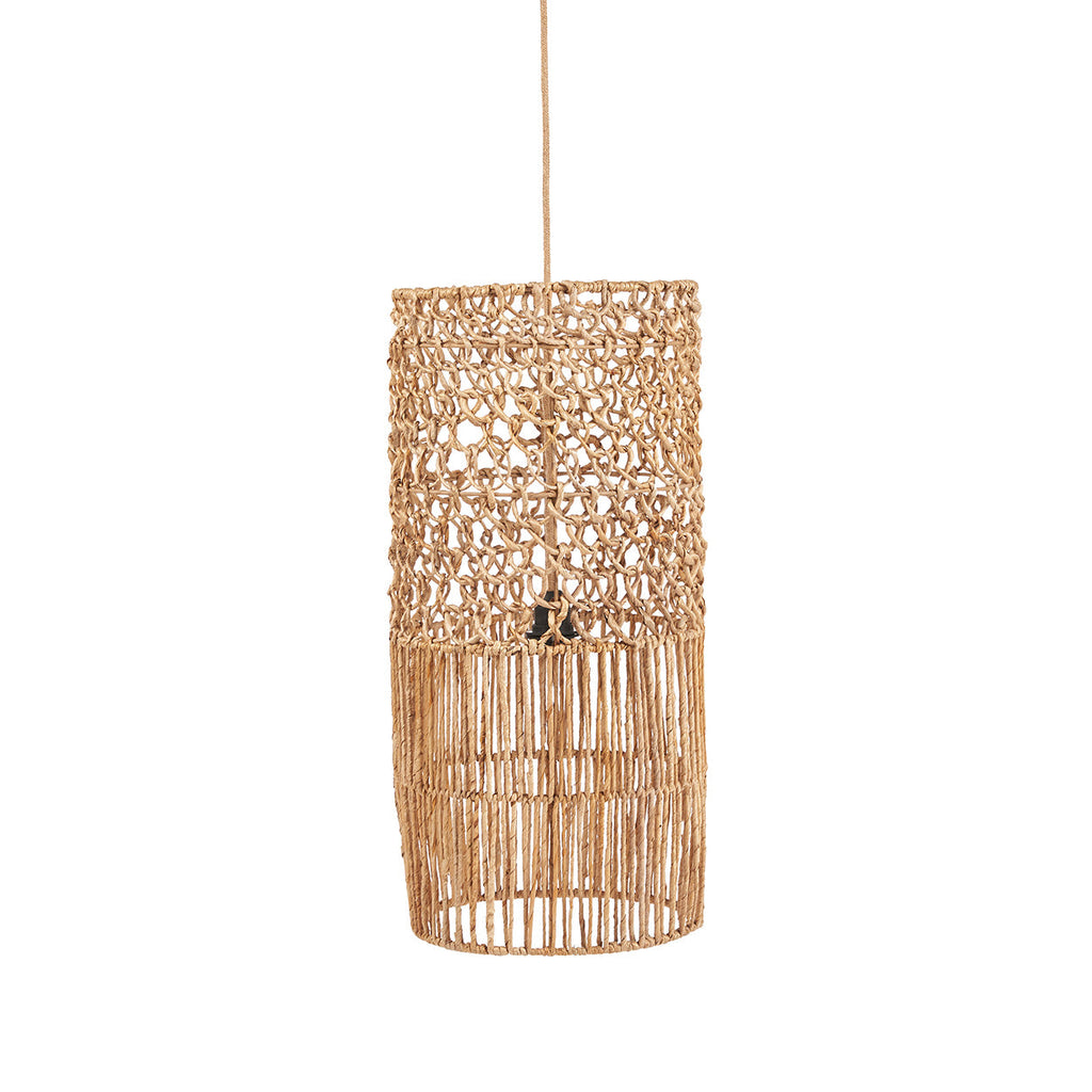 Cilindervormige hanglamp van naturel bananenblad met open geknoopt bovenstuk en verticale stroken onderaan