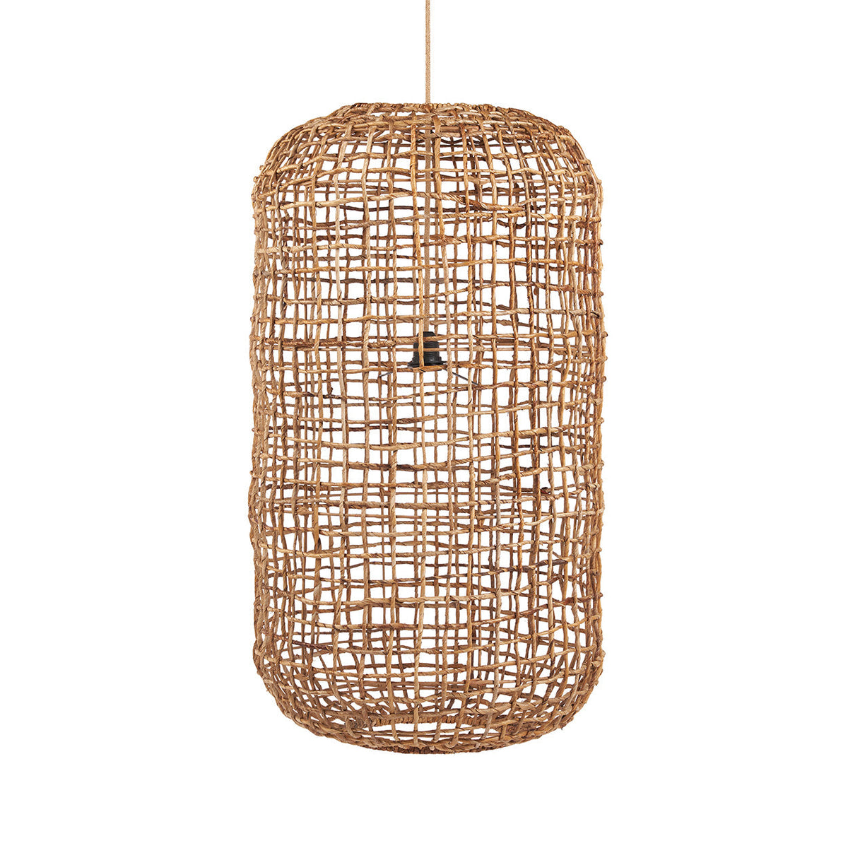 Cilindervormige hanglamp van naturel geweven bananenblad met open structuur en zichtbare zwarte fitting binnenin