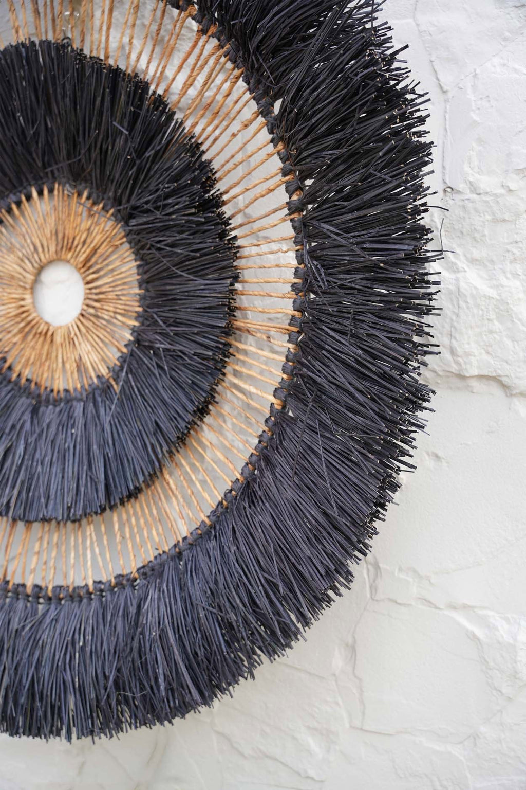 Wanddecoratie bananenblad Maurea boho zwart – Ø 110 cm, handgevlochten, rond