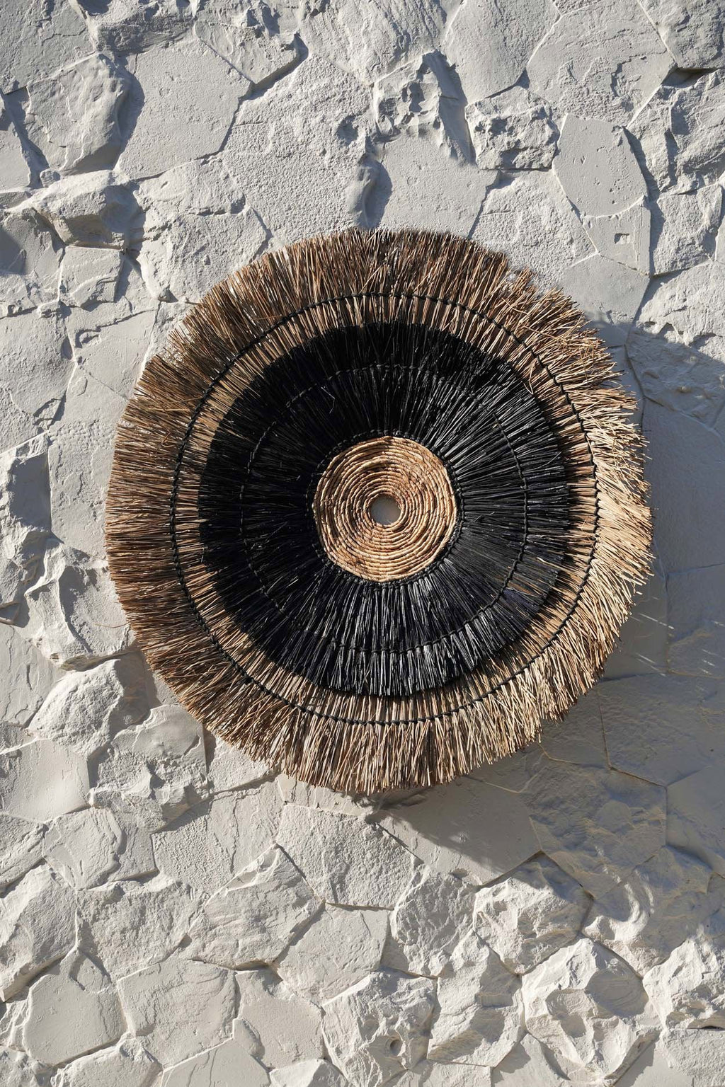 Wanddecoratie bananenblad Amazonia, naturel en zwart, handgemaakt – Ø 110 x 11 cm, voor woonkamer en slaapkamer