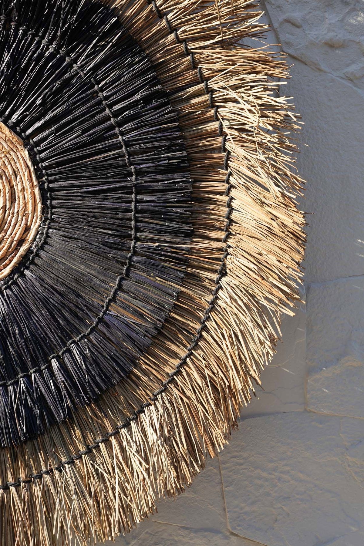 Wanddecoratie bananenblad Amazonia, naturel en zwart, handgemaakt – Ø 110 x 11 cm, voor woonkamer en slaapkamer