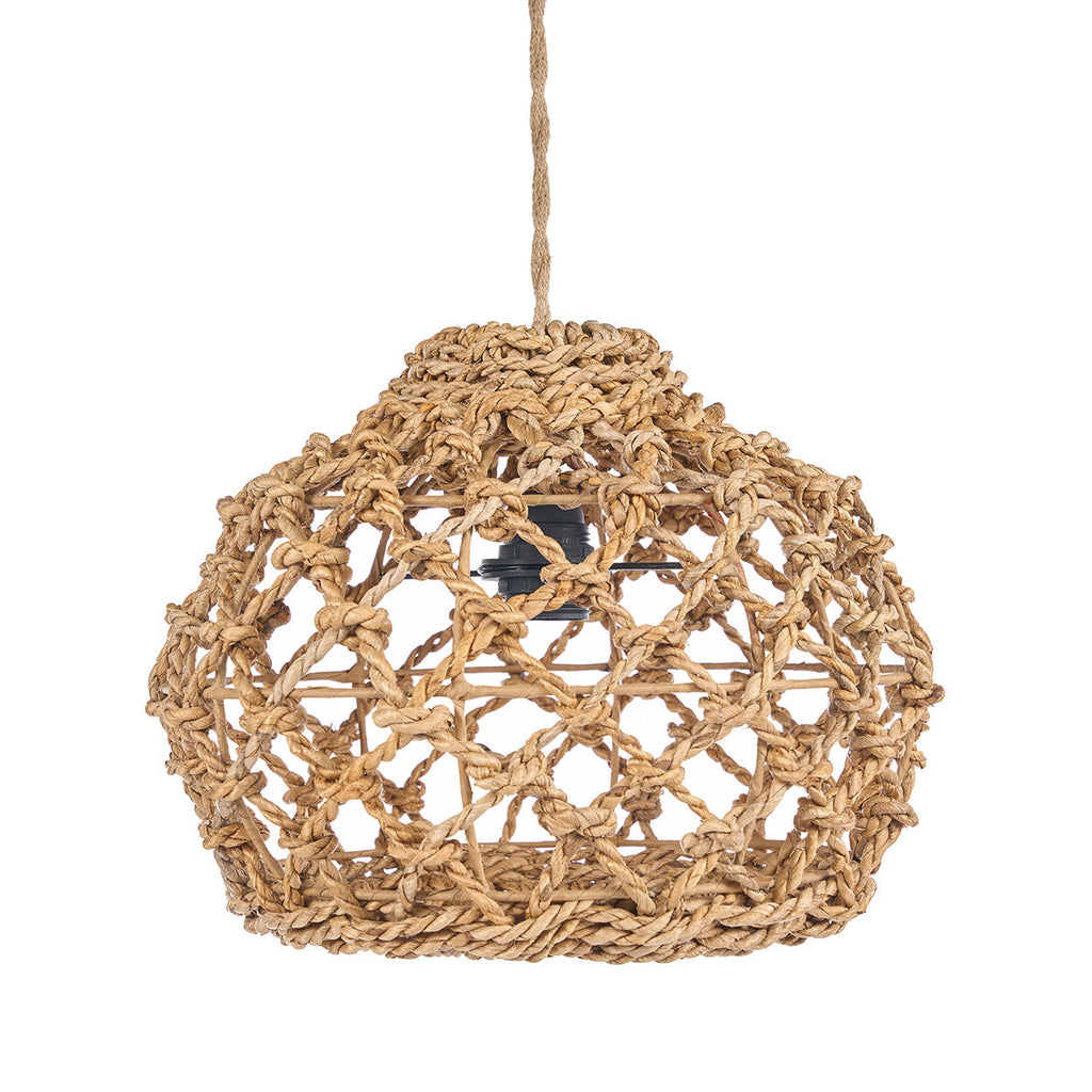 Naturel hanglamp van handgevlochten bananenblad met open geknoopt patroon en zwarte fitting aan een gevlochten snoer