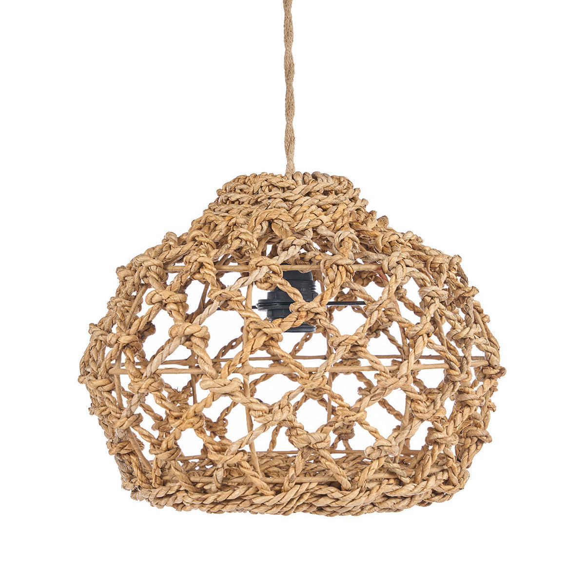 Naturel hanglamp van handgevlochten bananenblad met open geknoopt patroon en zwarte fitting aan een gevlochten snoer