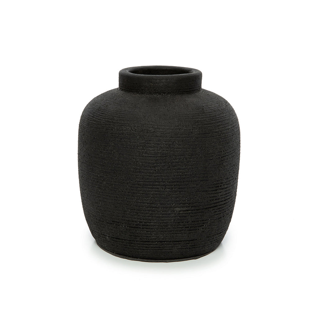 Matzwarte terracotta vaas met ronde vorm, smalle opstaande rand en fijne horizontale groeven