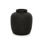 Matzwarte terracotta vaas met ronde vorm, smalle opstaande rand en fijne horizontale groeven