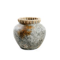 Bolle grijze terracotta vaas met roestoranje tinten en een rand van naturel raffia