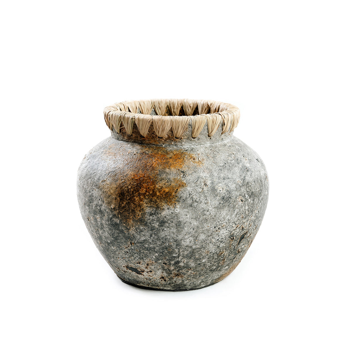 Bolle grijze terracotta vaas met roestoranje tinten en een rand van naturel raffia