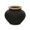 Bolle zwarte terracotta vaas met naturel raffia rand bovenaan