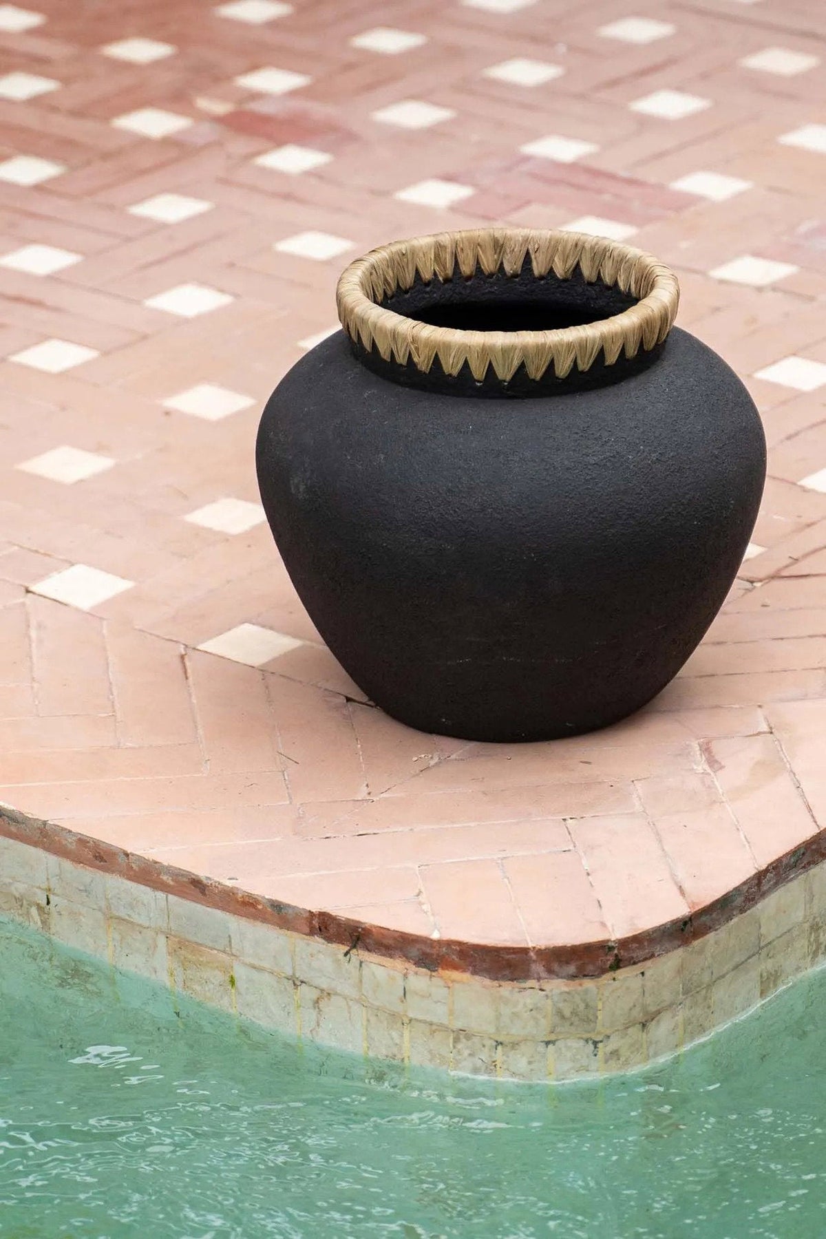 Vaas terracotta Styly met raffia rand, zwart naturel, Ø 33 x 27 cm, voor droogbloemen in woonkamer of badkamer