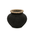 Zwarte terracotta vaas met bolle vorm en een rand van naturel raffia op een witte achtergrond