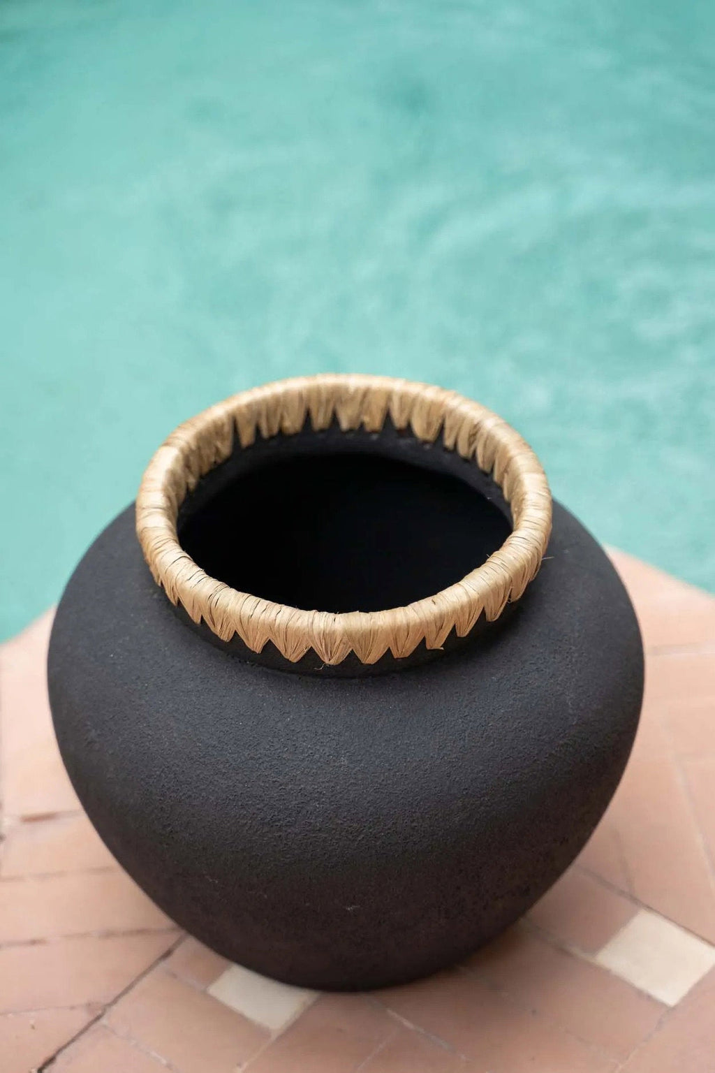 Vaas terracotta Styly zwart naturel met raffia rand Ø 29 x 23 cm voor droogbloemen