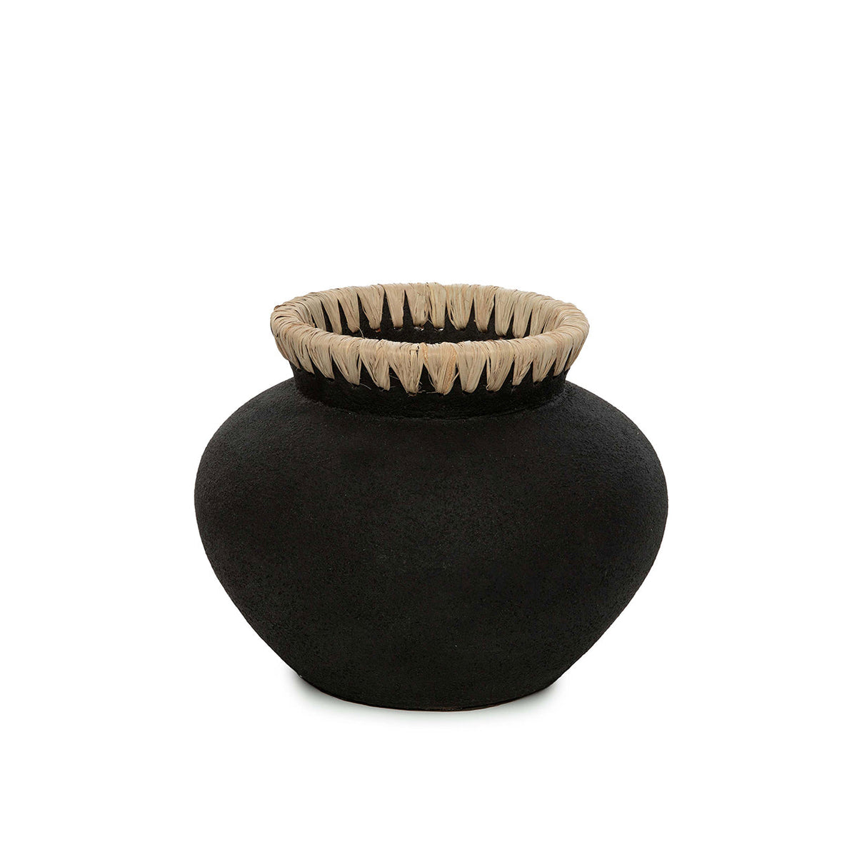 Bolle zwarte terracotta vaas met een rand van naturel raffia op een witte achtergrond