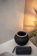 Vaas terracotta met raffia rand, Styly, zwart naturel, Ø 25 x 19 cm, voor droogbloemen