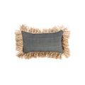 Rechthoekige kussenhoes van zwart-wit gestipt katoen met brede naturel raffia-franjes rondom