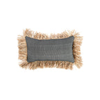 Rechthoekige kussenhoes van zwart-wit gestipt katoen met brede naturel raffia-franjes rondom