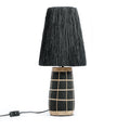 Zwarte tafellamp met terracotta voet met naturel rotan ruitpatroon en hoge taps toelopende kap van gras