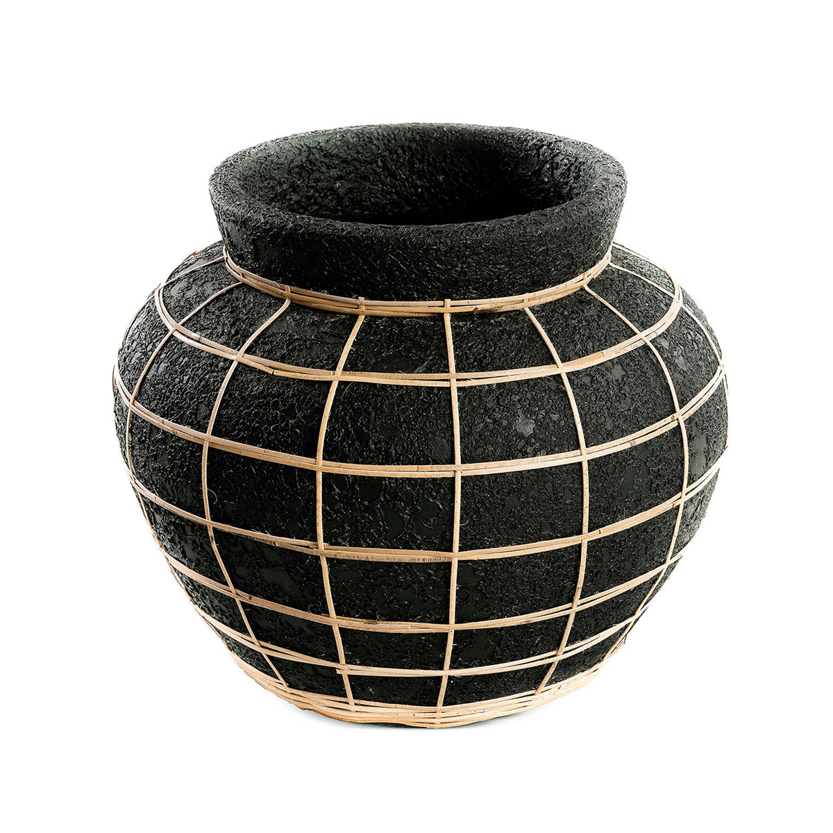 Zwarte bolle terracotta vaas met breed opstaand randje en naturel rotan in rasterpatroon eromheen