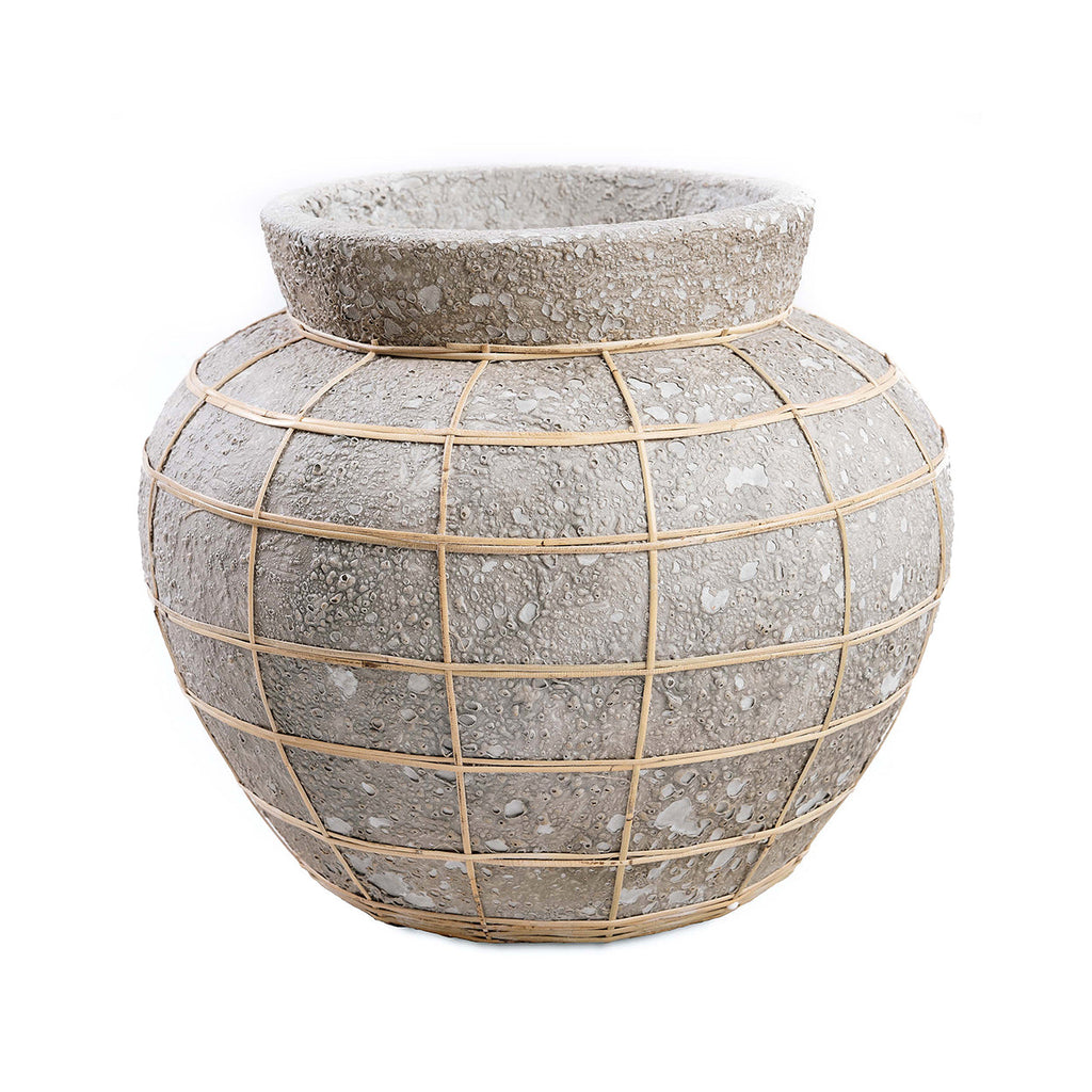 Bolle vaas van ruwe grijsbeige terracotta met een raster van naturel rotan en een brede opening