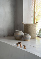 Vaas terracotta met rotan, buikvaas natuurlijk beton, 33 x 33 x 27 cm, voor droogbloemen