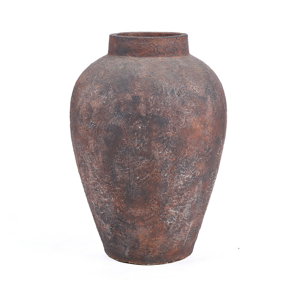 Terracotta vloervaas met bolle vorm, smalle hals en ruw, verweerd oppervlak in roodbruine tinten op witte achtergrond