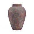 Terracotta vloervaas met bolle vorm, smalle hals en ruw, verweerd oppervlak in roodbruine tinten op witte achtergrond