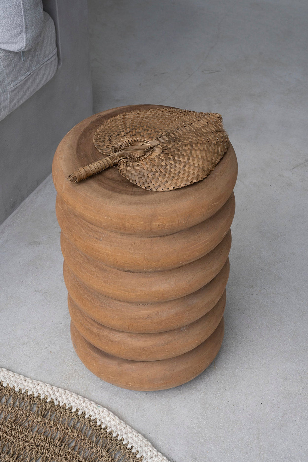 Kruk suarhout Umiko naturel, handgemaakt, Ø 30 x 45 cm – bijzettafel voor woonkamer en slaapkamer