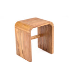 Houten bijzettafel van naturel teak met afgeronde bovenhoeken en een dwarsstang tussen de zijkanten