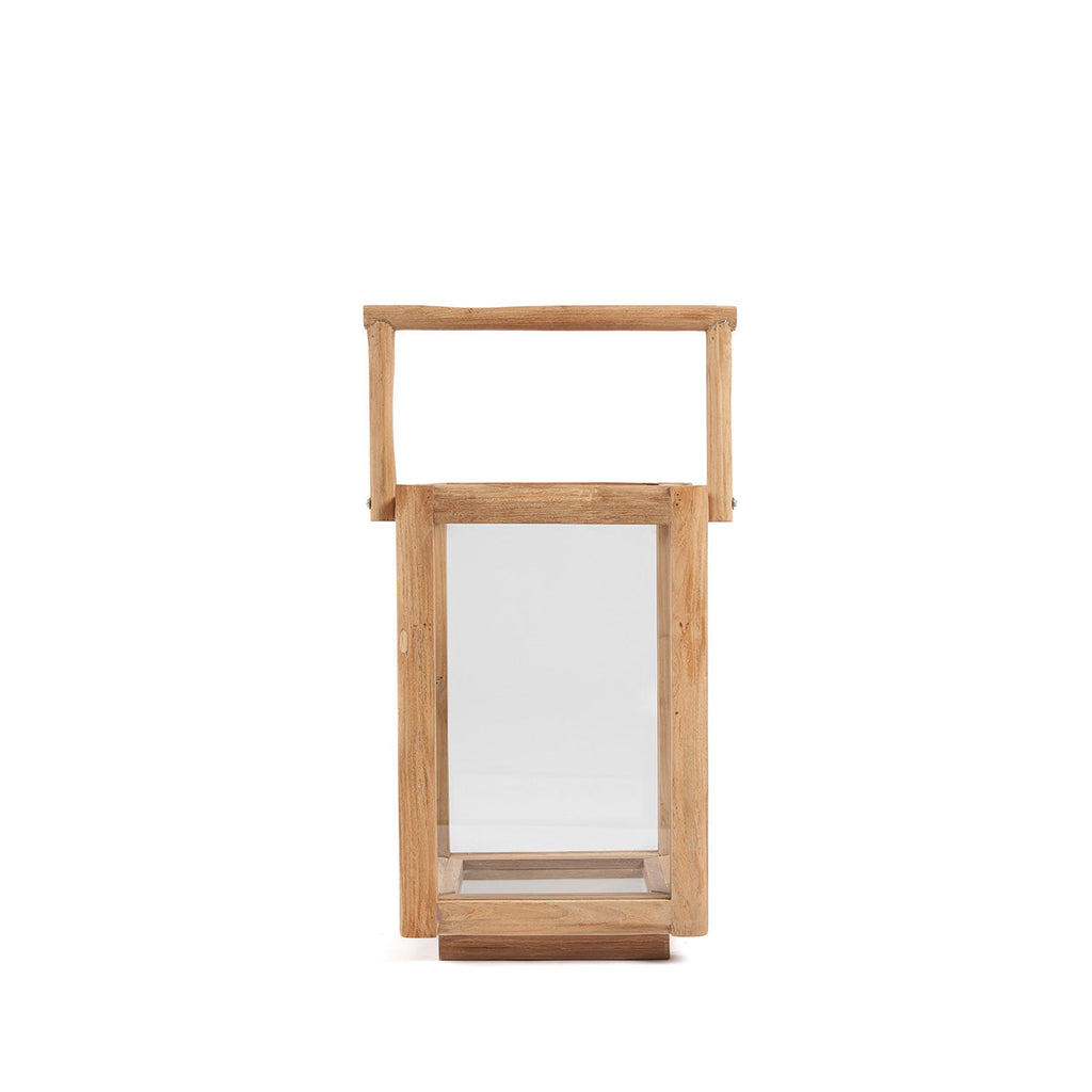 Houten lantaarn van teakhout met glazen wanden en een houten handvat op een witte achtergrond