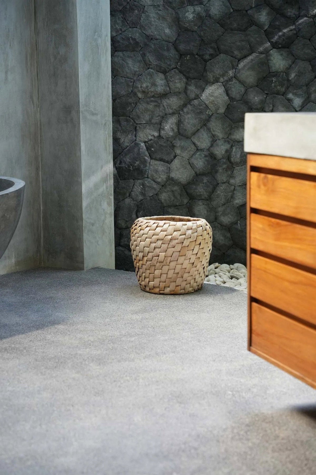 Mand bananenblad Chidi naturel, handgemaakt, diagonaal vlechtpatroon – Ø 41 x 34 cm voor plaids en tijdschriften