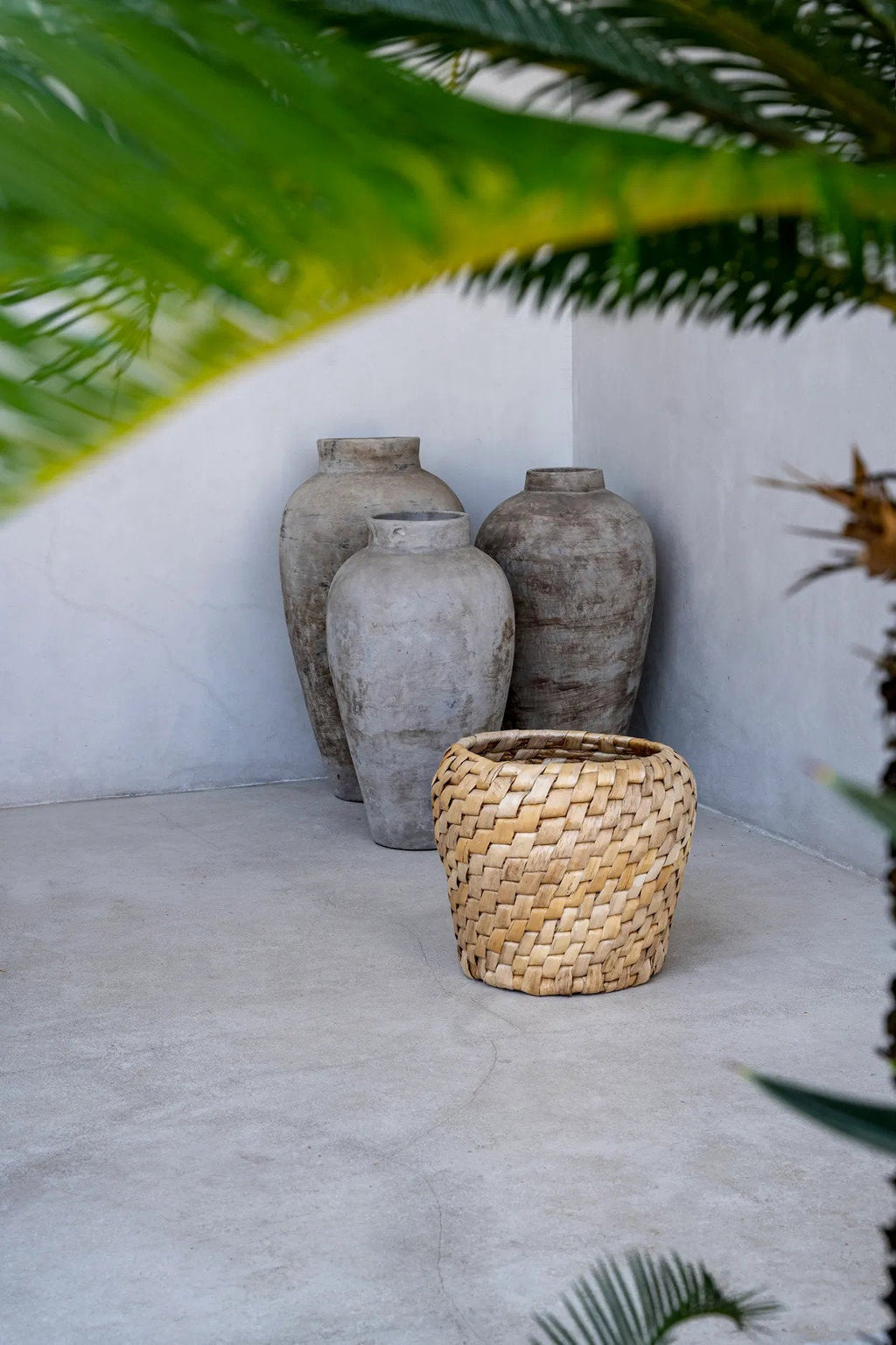 Mand bananenblad Chidi naturel, handgemaakt, diagonaal vlechtpatroon – Ø 41 x 34 cm voor plaids en tijdschriften