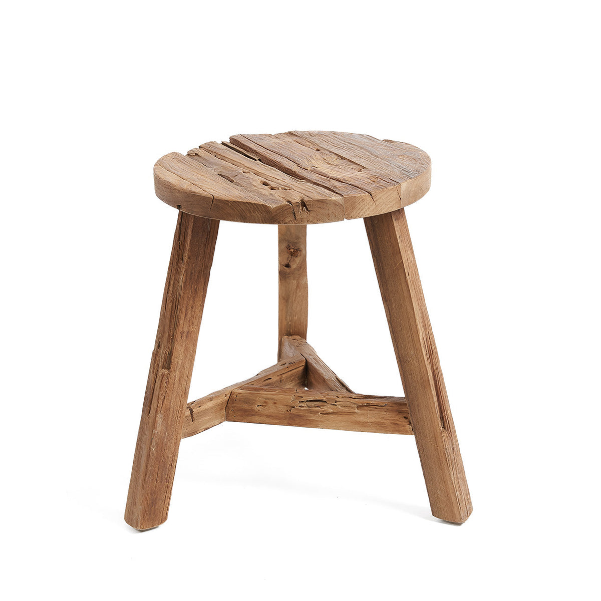 Ronde houten kruk van gerecycled teakhout met drie poten en een rustiek zitvlak in naturel