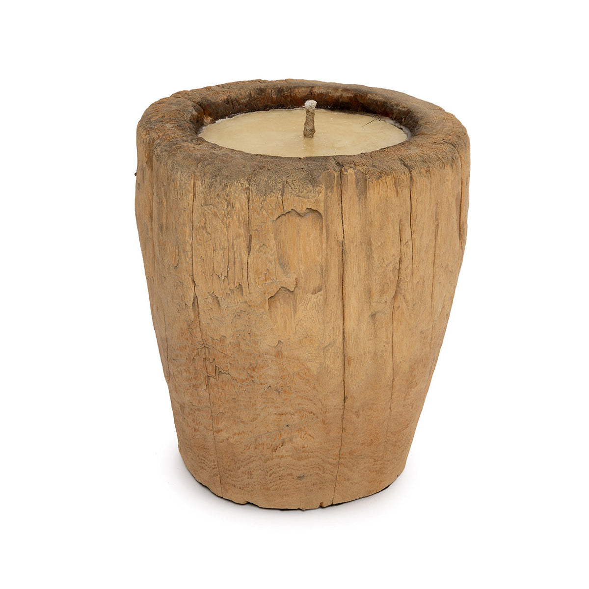Rustieke houten kandelaar in naturel met de vorm van een boomstam en een kaars met lont in het midden