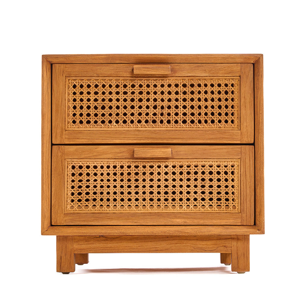 Naturel nachtkastje van teak met twee lades met handgevlochten rieten fronten en houten greepjes