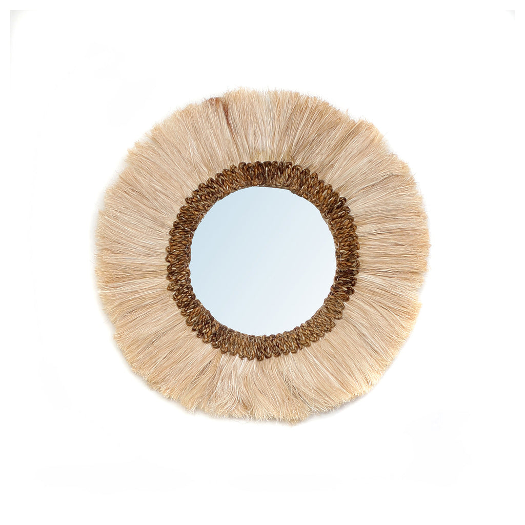 Ronde spiegel met brede naturel grasfranje en gevlochten bruine binnenrand rond het spiegelglas