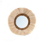 Ronde spiegel met brede naturel grasfranje en gevlochten bruine binnenrand rond het spiegelglas