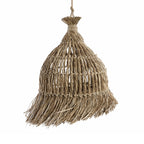 Naturel hanglamp van gevlochten gras met open weefsel, franje onderaan en een touw als ophanging