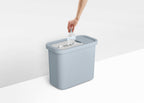 Prullenbak voor recycling GoRecycle blauw 32 L, met valkleppen en klikrand voor keuken of badkamer