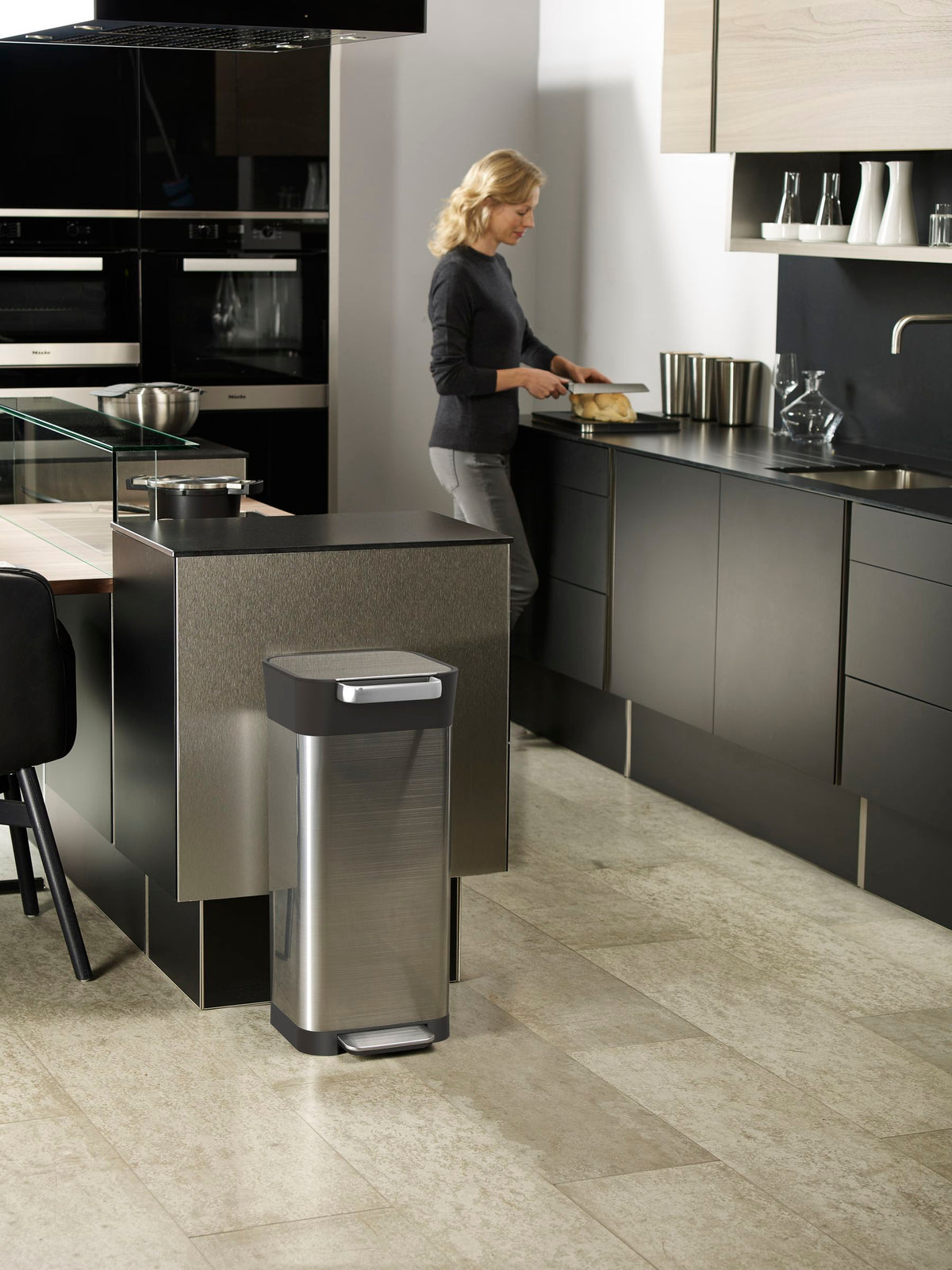 Prullenbak roestvrij staal Titan zilvergrijs 20 L, met compressor, voetpedaal en soft-close deksel