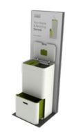 Witte vrijstaande afvalbak met geopend deksel en uitgetrokken vak onderin, voor een display met groene accenten