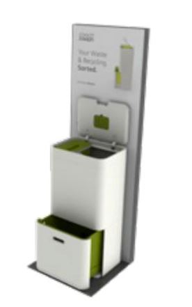 Witte vrijstaande afvalbak met geopend deksel en uitgetrokken vak onderin, voor een display met groene accenten