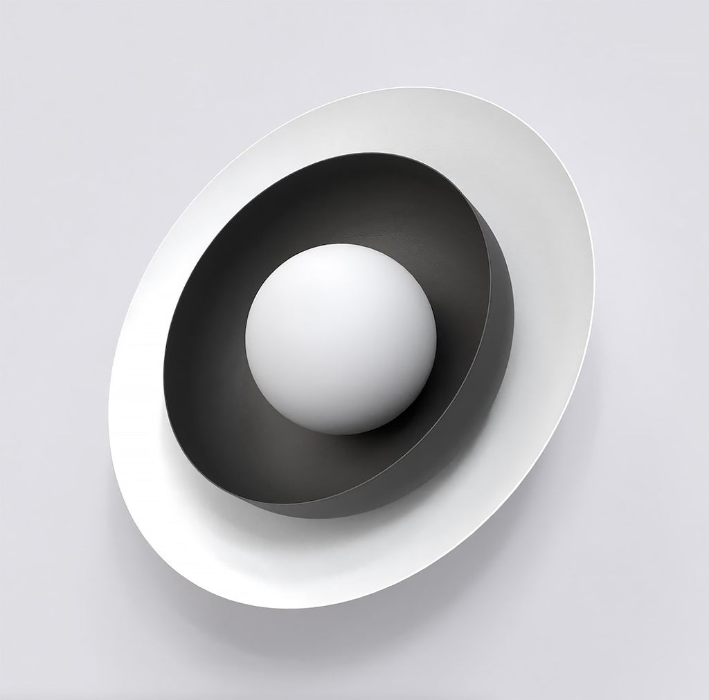 Ronde witte lampenkap in een zwarte ovale schaal met witte buitenste schijf, wandlamp Poppi