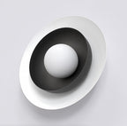 Ronde witte lampenkap in een zwarte ovale schaal met witte buitenste schijf, wandlamp Poppi