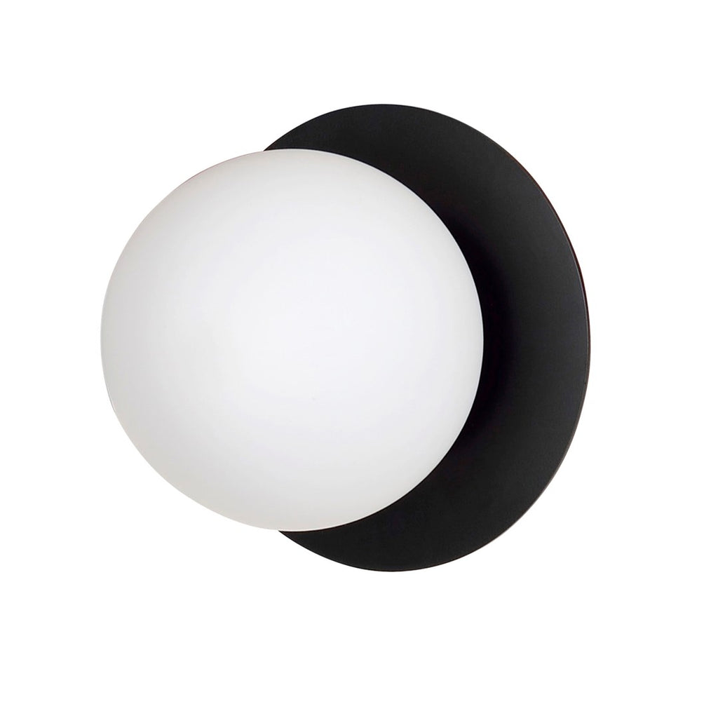 Zwarte wandlamp met ronde stalen plaat en bolvormige witte melkglazen kap