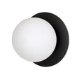 Zwarte wandlamp met ronde stalen plaat en bolvormige witte melkglazen kap