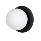 Zwarte wandlamp met ronde stalen plaat en bolvormige witte melkglazen kap