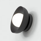 Zwarte wandlamp met gewelfd frame en verlichte witte bol aan een lichte wand